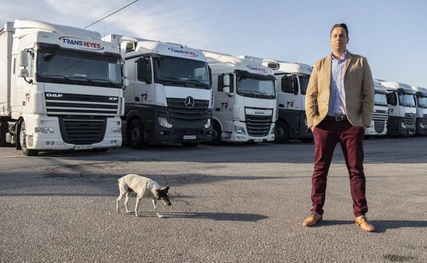 Hasta treinta camiones de la flota de Transreyes están afectados por la subida de precios durante dos décadas provocada por el cártel de los camiones. 