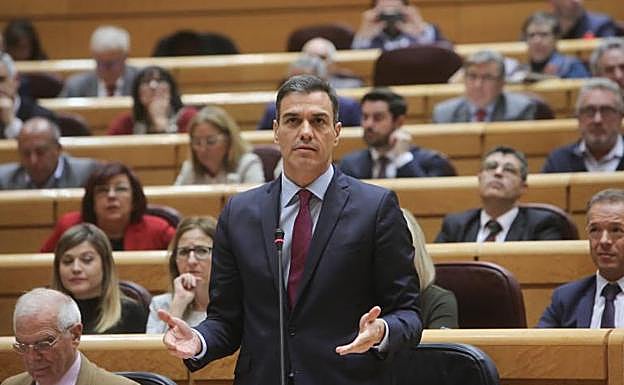 El presidente de Gobierno, Pedro Sánchez, interviene desde su escaño en el último pleno de control al Gobierno en el Senado de su primera legislatura.
