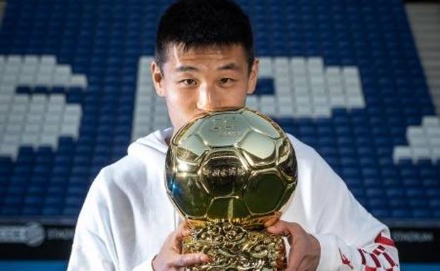El jugador del Espanyol, Wu Lei, con el premio como mejor jugador chino 2018