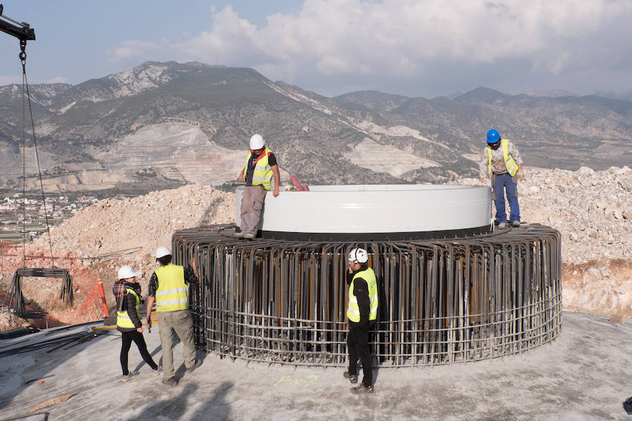 El modelo de Unión Eólica Andaluza y Wind Hunter alcanzará los 151 metros de altura y está cimentado sobre una base de hormigón de 20 metros de diámetro