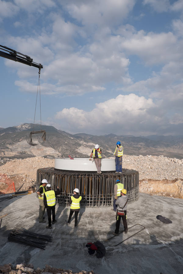 El modelo de Unión Eólica Andaluza y Wind Hunter alcanzará los 151 metros de altura y está cimentado sobre una base de hormigón de 20 metros de diámetro