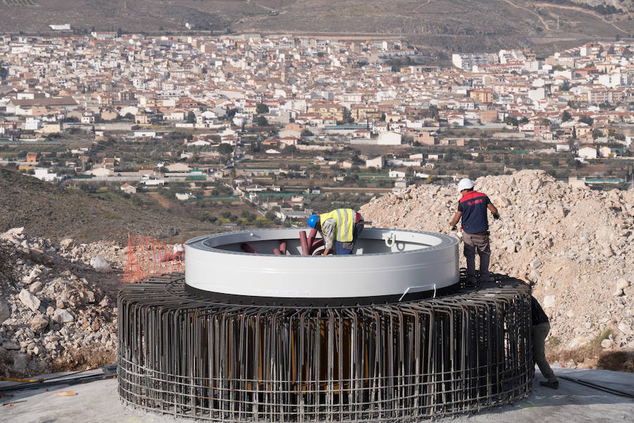 El modelo de Unión Eólica Andaluza y Wind Hunter alcanzará los 151 metros de altura y está cimentado sobre una base de hormigón de 20 metros de diámetro