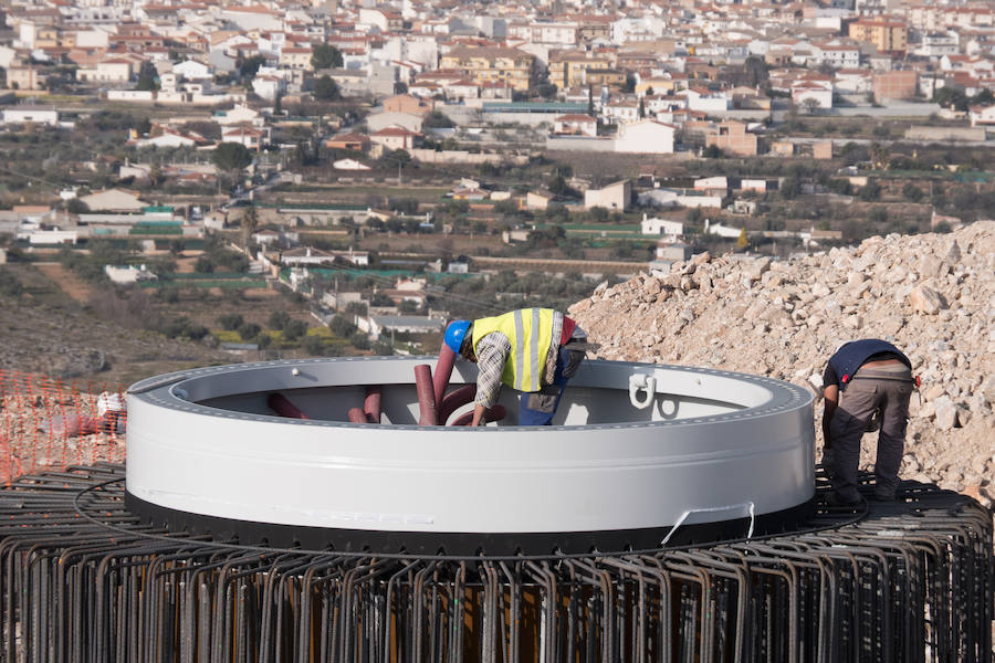 El modelo de Unión Eólica Andaluza y Wind Hunter alcanzará los 151 metros de altura y está cimentado sobre una base de hormigón de 20 metros de diámetro