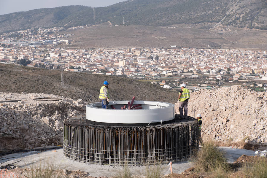 El modelo de Unión Eólica Andaluza y Wind Hunter alcanzará los 151 metros de altura y está cimentado sobre una base de hormigón de 20 metros de diámetro