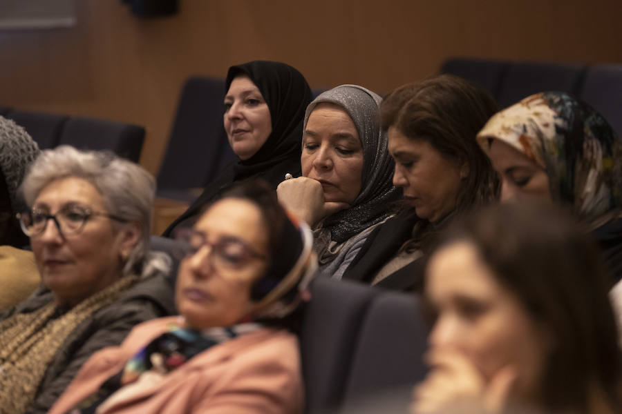 El Ayuntamiento oferta Playa Granada y el millón de metros del puerto pero también las oportunidades para pequeños inversores en un foro con empresarias del norte de África