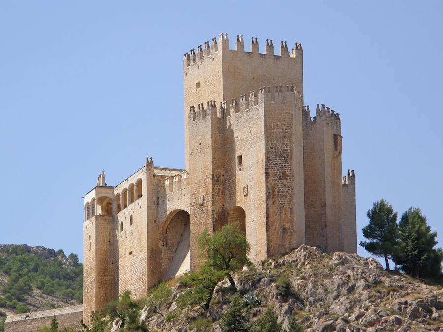 Pueblos blancos, castillos y fortalezas, parajes naturales y mucho más, a menos de dos horas de Granada capital