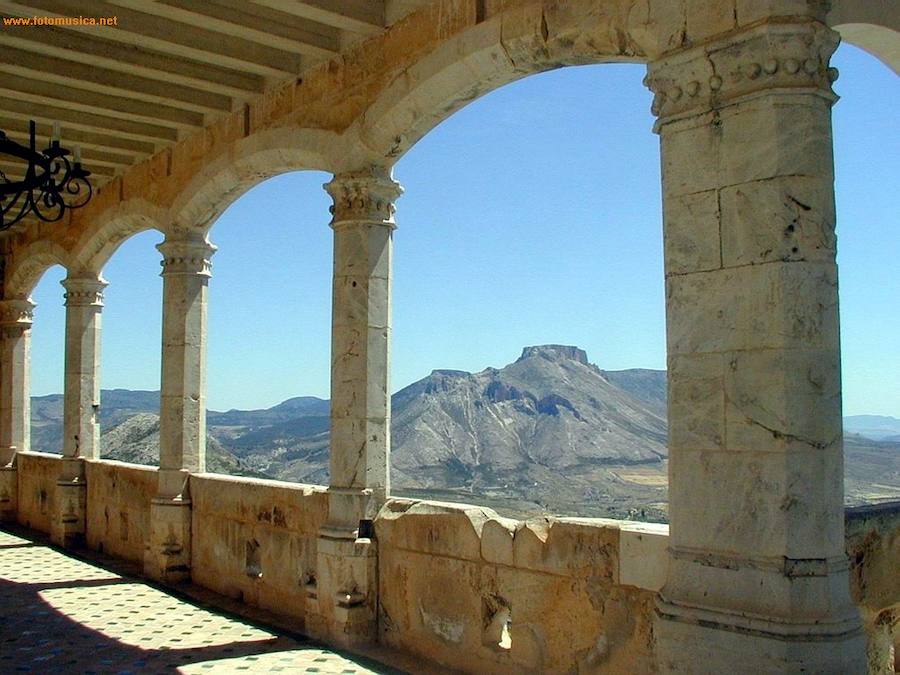 Pueblos blancos, castillos y fortalezas, parajes naturales y mucho más, a menos de dos horas de Granada capital