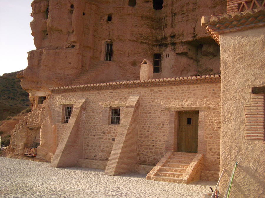 Pueblos blancos, castillos y fortalezas, parajes naturales y mucho más, a menos de dos horas de Granada capital