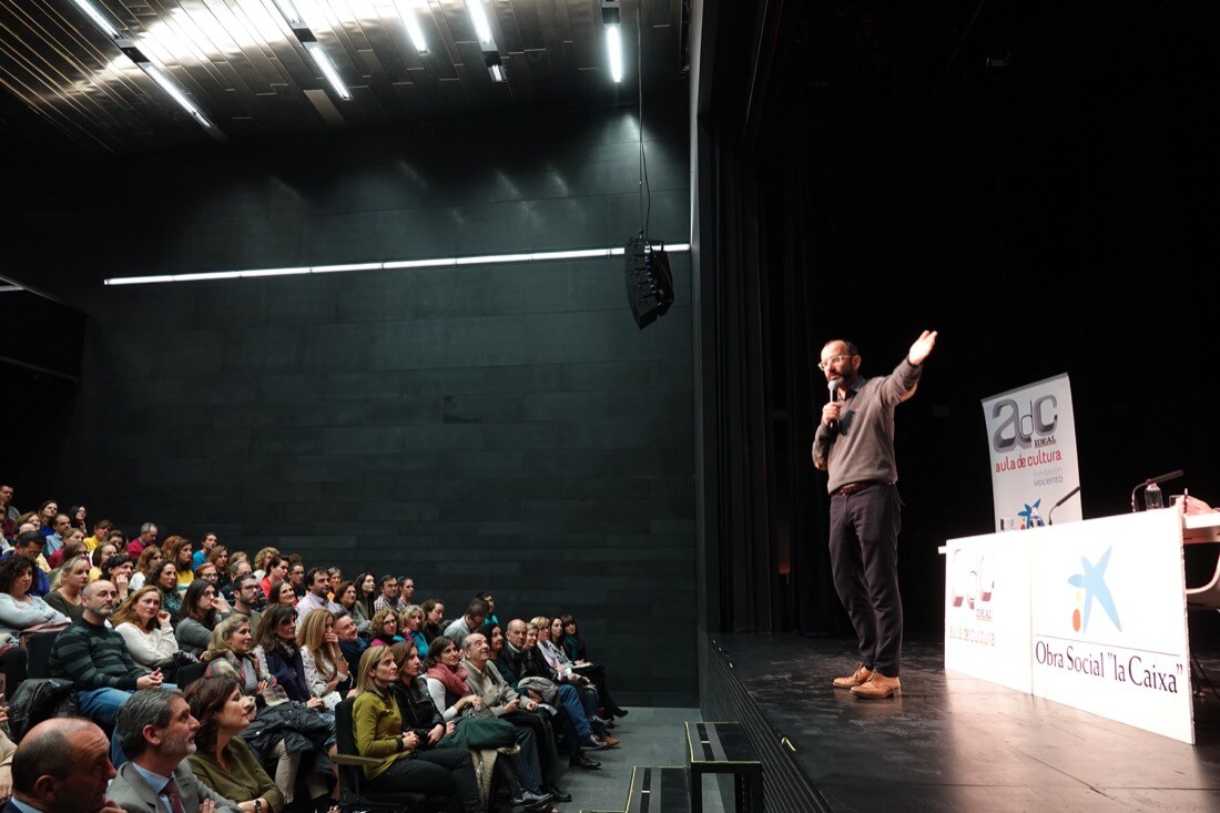 El escritor llenó el Centro Lorca en una nueva cita del Aula de Cultura de IDEAL | Ante el éxito de la convocatoria, se organizará una nueva charla con el psicólogo en próximas fechas