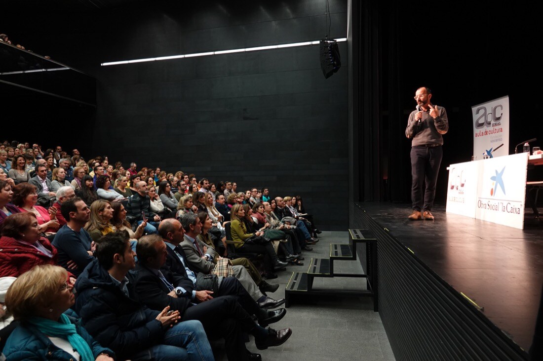 El escritor llenó el Centro Lorca en una nueva cita del Aula de Cultura de IDEAL | Ante el éxito de la convocatoria, se organizará una nueva charla con el psicólogo en próximas fechas