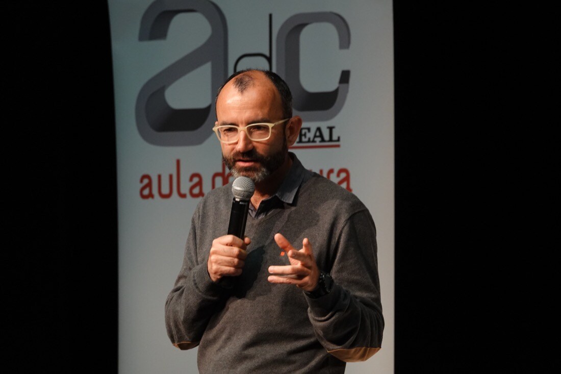 El escritor llenó el Centro Lorca en una nueva cita del Aula de Cultura de IDEAL | Ante el éxito de la convocatoria, se organizará una nueva charla con el psicólogo en próximas fechas