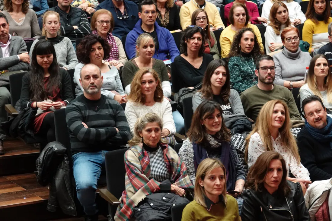 El escritor llenó el Centro Lorca en una nueva cita del Aula de Cultura de IDEAL | Ante el éxito de la convocatoria, se organizará una nueva charla con el psicólogo en próximas fechas