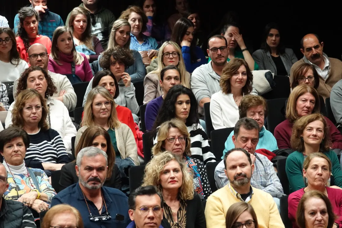 El escritor llenó el Centro Lorca en una nueva cita del Aula de Cultura de IDEAL | Ante el éxito de la convocatoria, se organizará una nueva charla con el psicólogo en próximas fechas