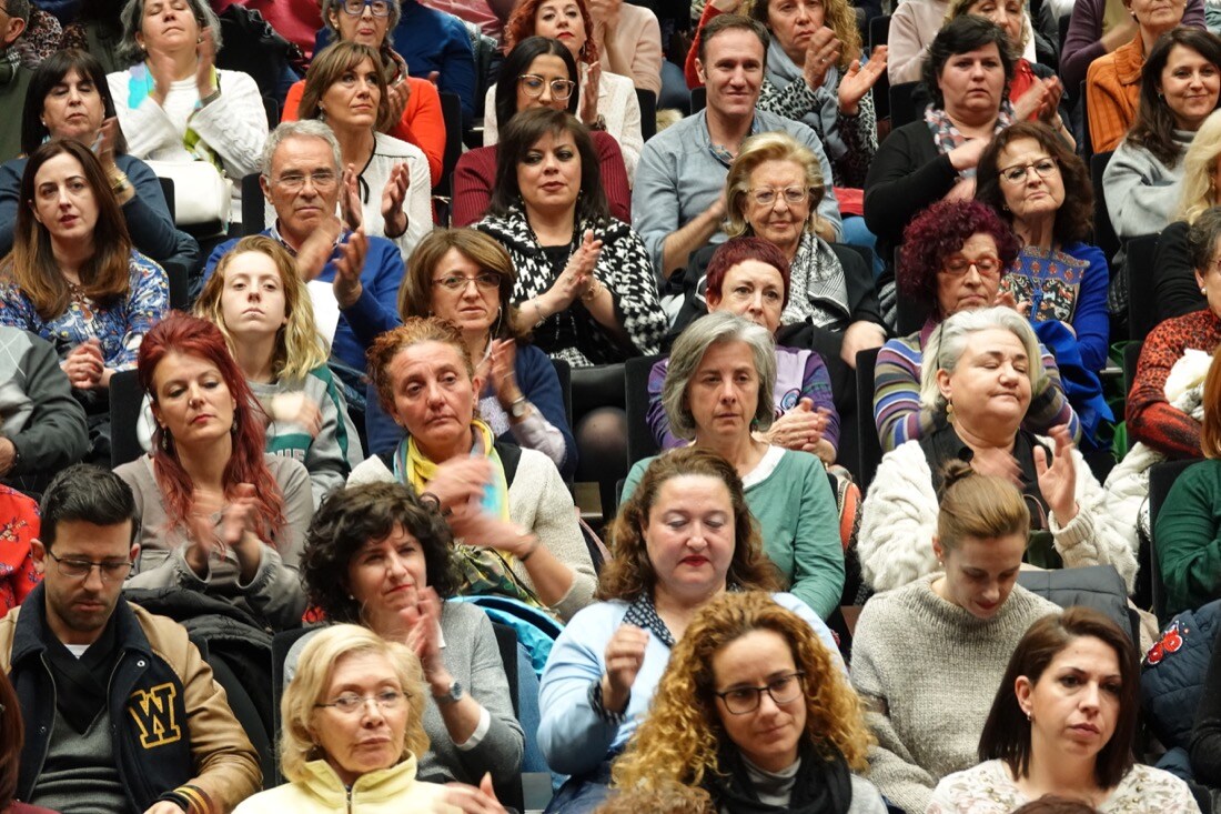 El escritor llenó el Centro Lorca en una nueva cita del Aula de Cultura de IDEAL | Ante el éxito de la convocatoria, se organizará una nueva charla con el psicólogo en próximas fechas