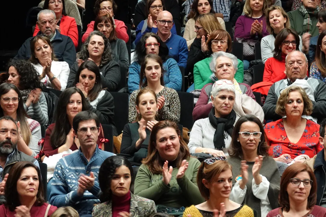 El escritor llenó el Centro Lorca en una nueva cita del Aula de Cultura de IDEAL | Ante el éxito de la convocatoria, se organizará una nueva charla con el psicólogo en próximas fechas