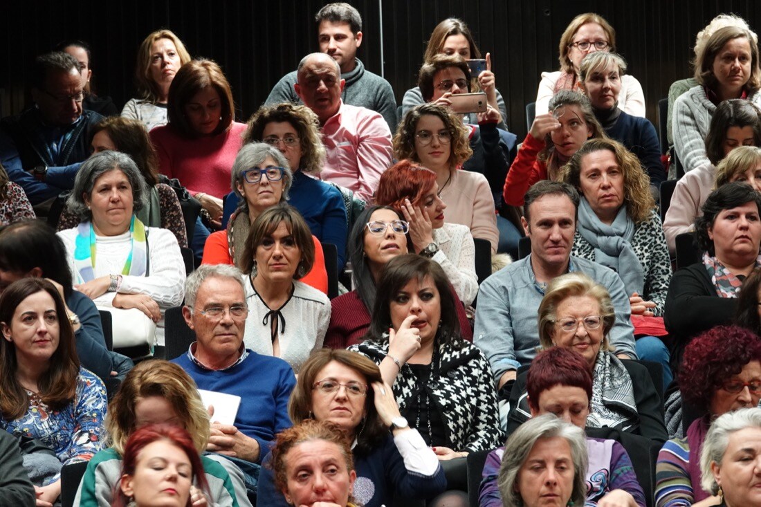 El escritor llenó el Centro Lorca en una nueva cita del Aula de Cultura de IDEAL | Ante el éxito de la convocatoria, se organizará una nueva charla con el psicólogo en próximas fechas