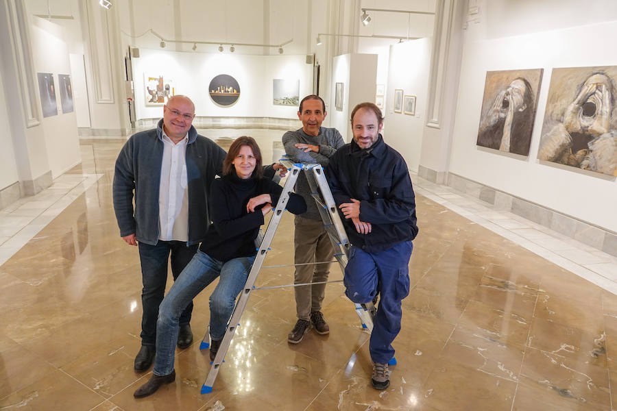 La exposición 'Artistas que enseñan', muestra que exhibe las creaciones personales del profesorado del Área de Didáctica de la Expresión Plástica de la Facultad de Ciencias de la Educación de la Universidad de Granada.