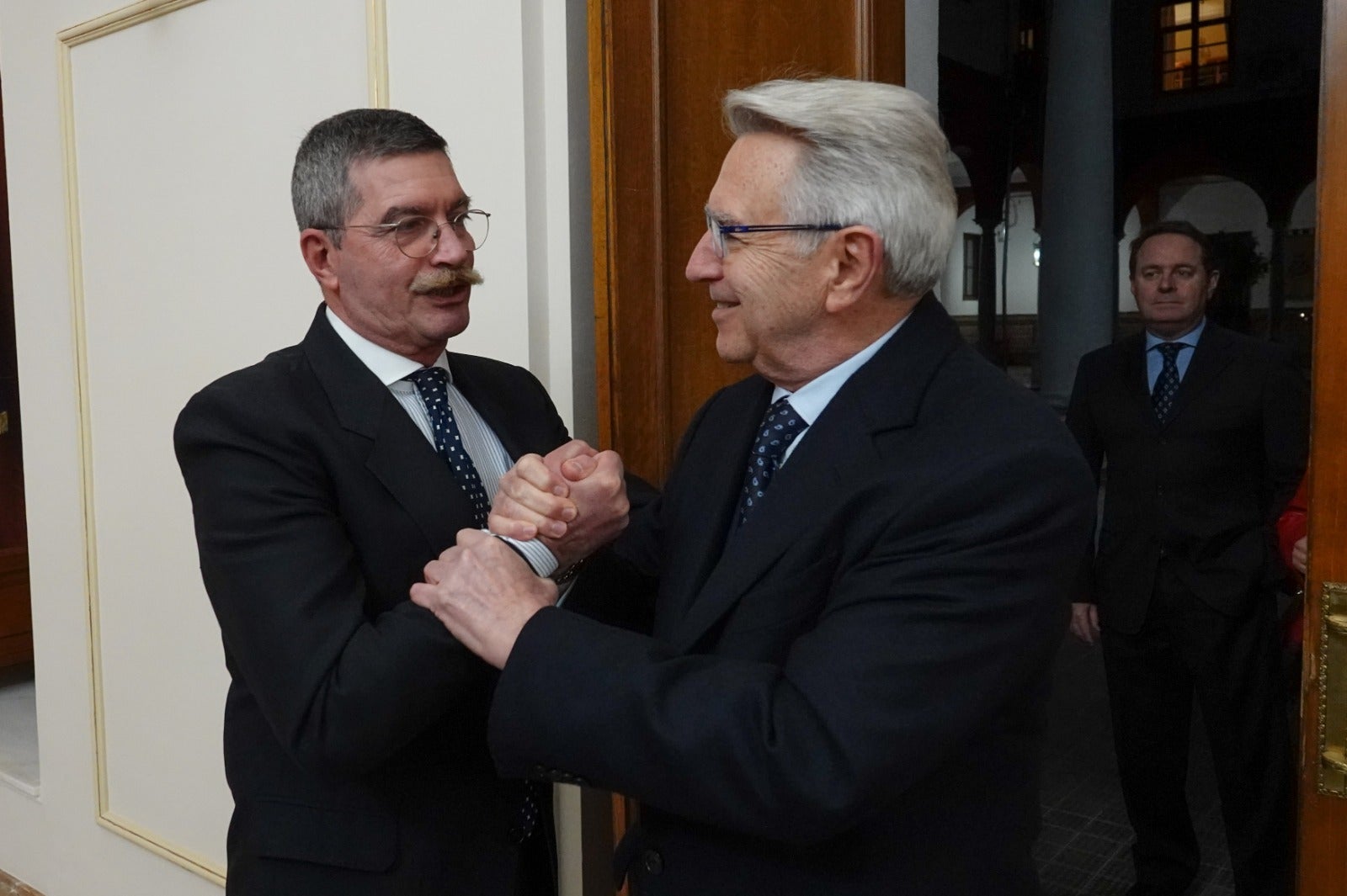 El teniente general jefe del Madoc, José Carrasco, recibe el cariño de Granada en un acto de despedida cargado de emoción