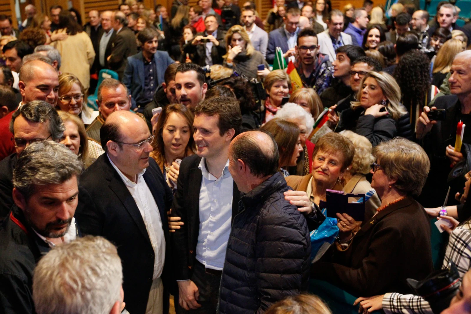 Miles de personas se han reunido este sábado en un mitin en el Palacio de Congresos con el líder nacional del partido, Pablo Casado
