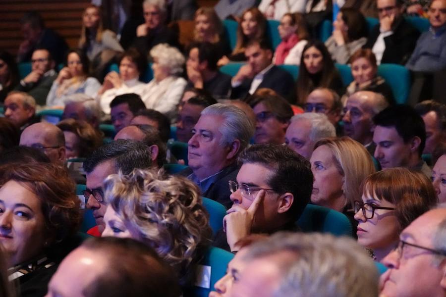 Miles de personas se han reunido este sábado en un mitin en el Palacio de Congresos con el líder nacional del partido, Pablo Casado