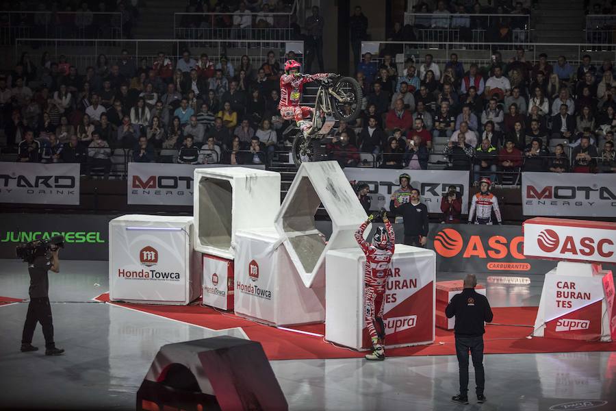 Toni Bou vuela en Granada y se pone aún más líder del X-Trail | Raga acaba tercero tras no clasificarse para la final en la segunda ronda. El joven Busto logra un importante segundo puesto