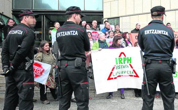 Protesta de una plataforma contra el IPRH en San Sebastián.