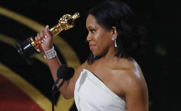 Regina King consigue el Oscar a mejor actriz de reparto.