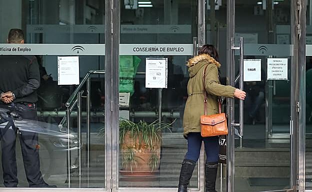 Una mujer entra en una oficina de empleo en la capital granadina. 