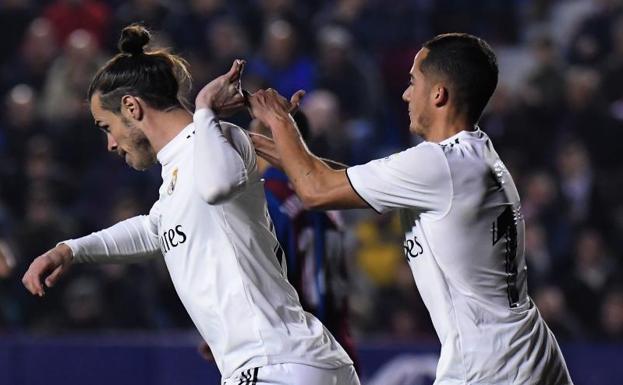 Bale se zafa de Lucas Vázquez en la celebración de su gol.