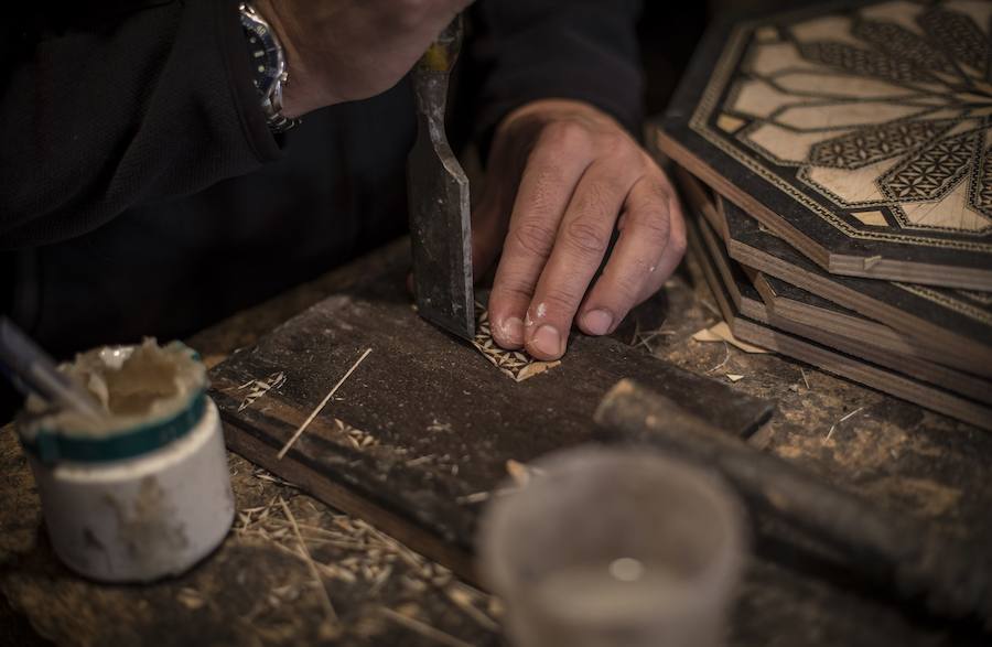 Desde el siglo XIX, la familia de Miguel Laguna se dedica a fabricar productos imitando los diseños del monumento nazarí por antonomasia