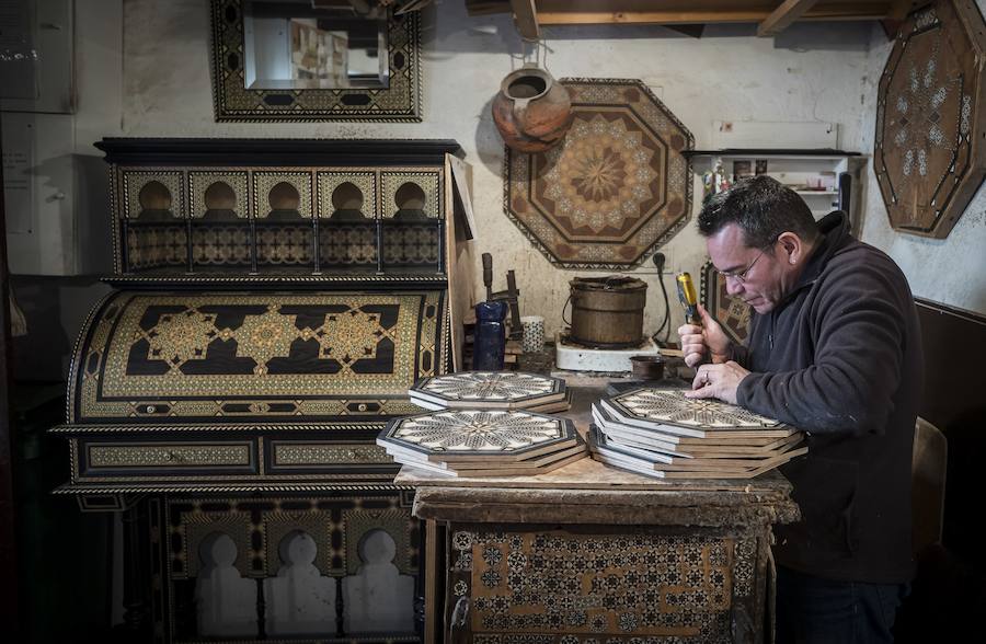 Desde el siglo XIX, la familia de Miguel Laguna se dedica a fabricar productos imitando los diseños del monumento nazarí por antonomasia