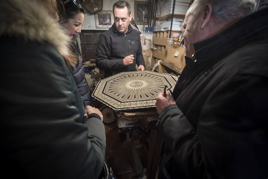 Desde el siglo XIX, la familia de Miguel Laguna se dedica a fabricar productos imitando los diseños del monumento nazarí por antonomasia