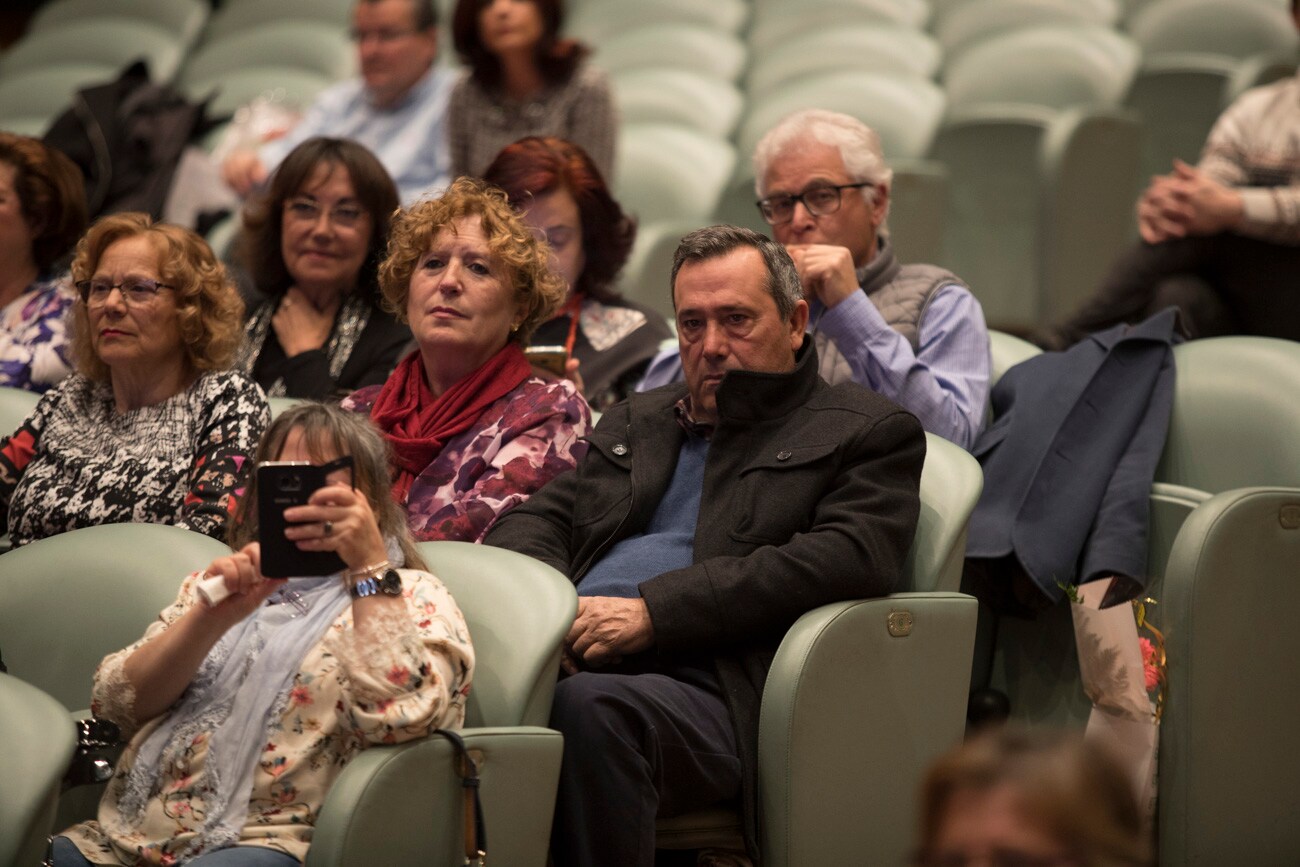 El hospital granadino ha celebrado un acto en la sede de Caja Rural en Granada para galardonar a las 184 personas que alcanzaron la jubilación el pasado año