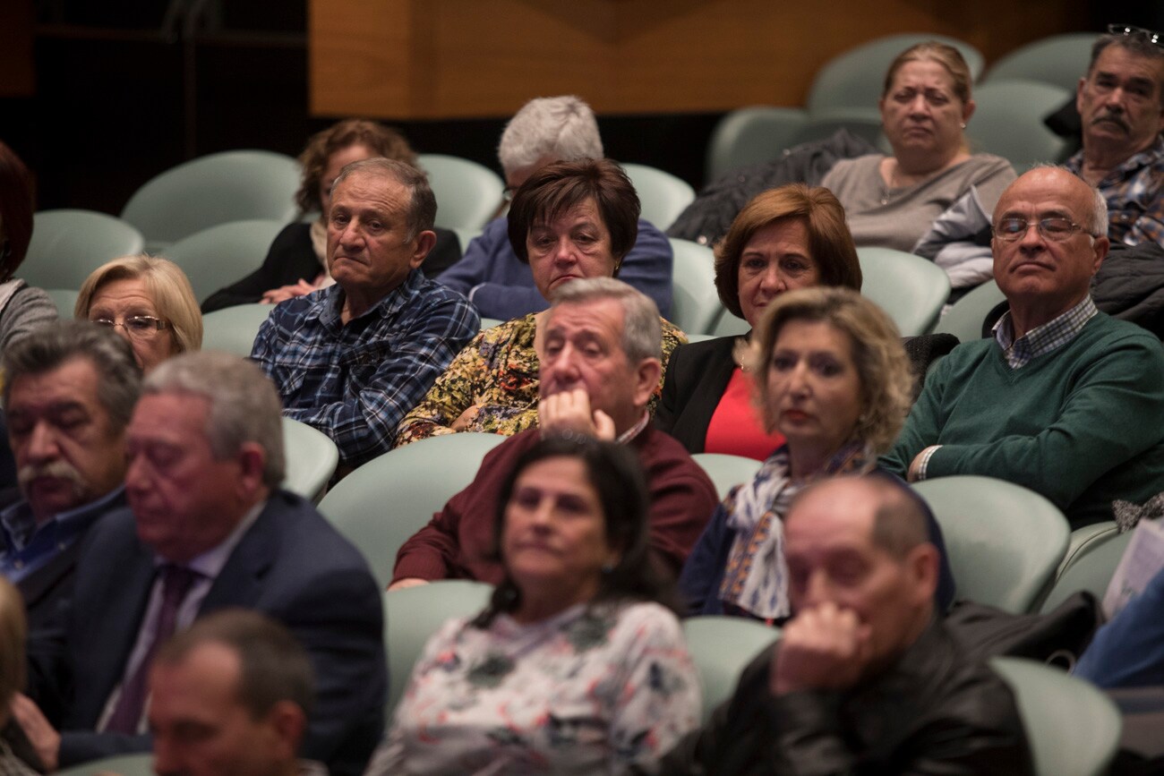 El hospital granadino ha celebrado un acto en la sede de Caja Rural en Granada para galardonar a las 184 personas que alcanzaron la jubilación el pasado año