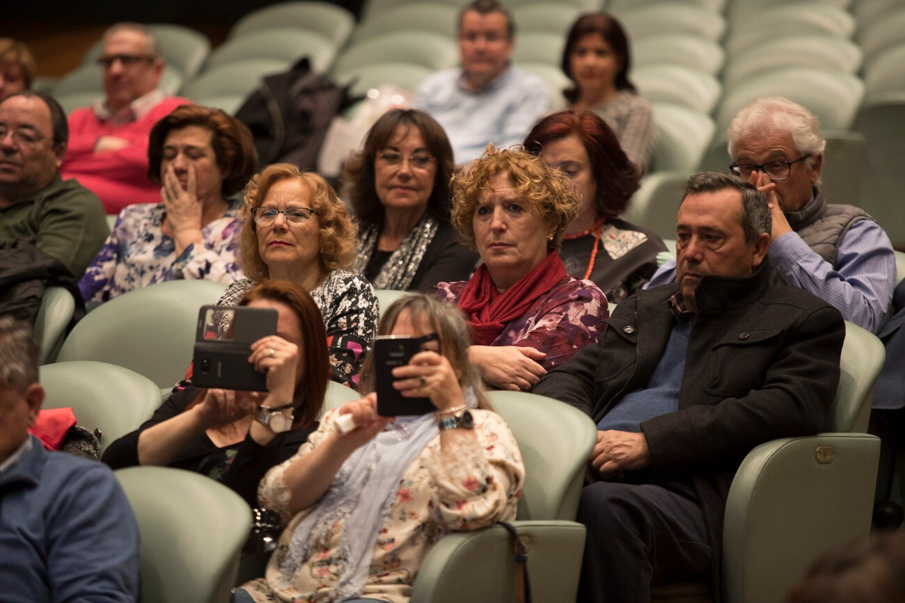 El hospital granadino ha celebrado un acto en la sede de Caja Rural en Granada para galardonar a las 184 personas que alcanzaron la jubilación el pasado año