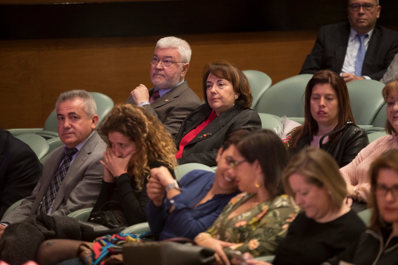 El hospital granadino ha celebrado un acto en la sede de Caja Rural en Granada para galardonar a las 184 personas que alcanzaron la jubilación el pasado año