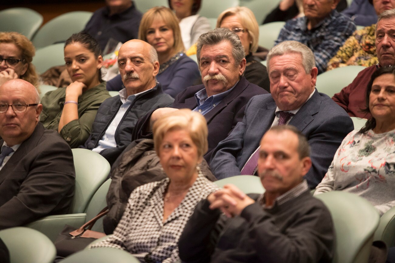 El hospital granadino ha celebrado un acto en la sede de Caja Rural en Granada para galardonar a las 184 personas que alcanzaron la jubilación el pasado año