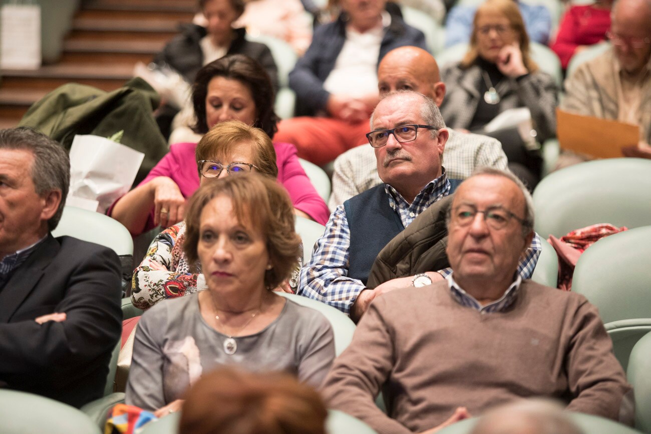 El hospital granadino ha celebrado un acto en la sede de Caja Rural en Granada para galardonar a las 184 personas que alcanzaron la jubilación el pasado año