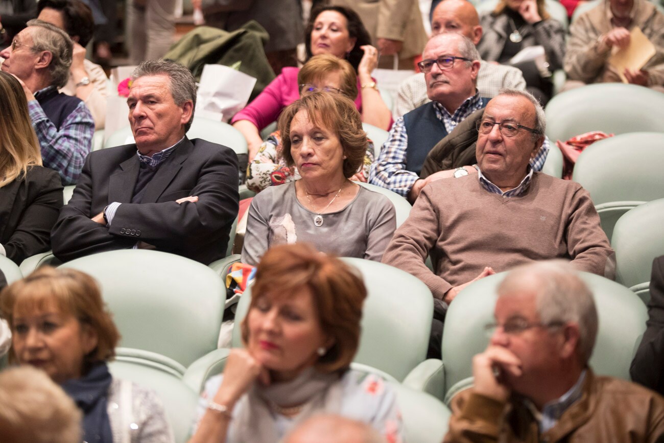 El hospital granadino ha celebrado un acto en la sede de Caja Rural en Granada para galardonar a las 184 personas que alcanzaron la jubilación el pasado año