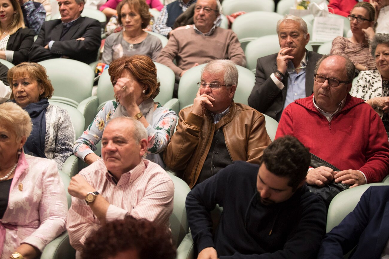 El hospital granadino ha celebrado un acto en la sede de Caja Rural en Granada para galardonar a las 184 personas que alcanzaron la jubilación el pasado año