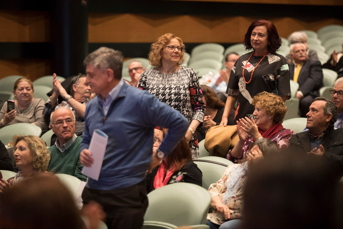 El hospital granadino ha celebrado un acto en la sede de Caja Rural en Granada para galardonar a las 184 personas que alcanzaron la jubilación el pasado año