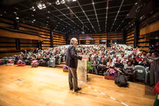 El hospital granadino ha celebrado un acto en la sede de Caja Rural en Granada para galardonar a las 184 personas que alcanzaron la jubilación el pasado año