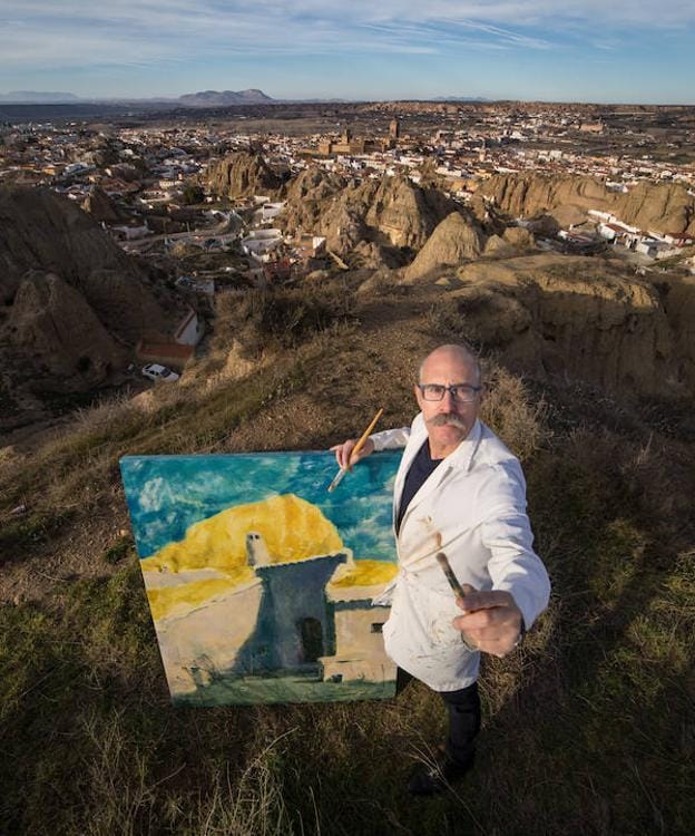 Socram muestra una las obras de 'Planeta Sapiens' en lo alto del cerro de la Escalera de Guadix