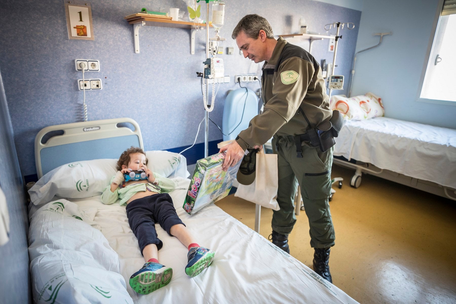 Agentes de Policía Local y Nacional, Guardia Civil, Bomberos, Protección Civil, Agentes Medioambientales e Infoca y Ejercito de Aire y Tierra y personal de Emergencias participan en esta actividad promovida por la Asociación Sonrisas