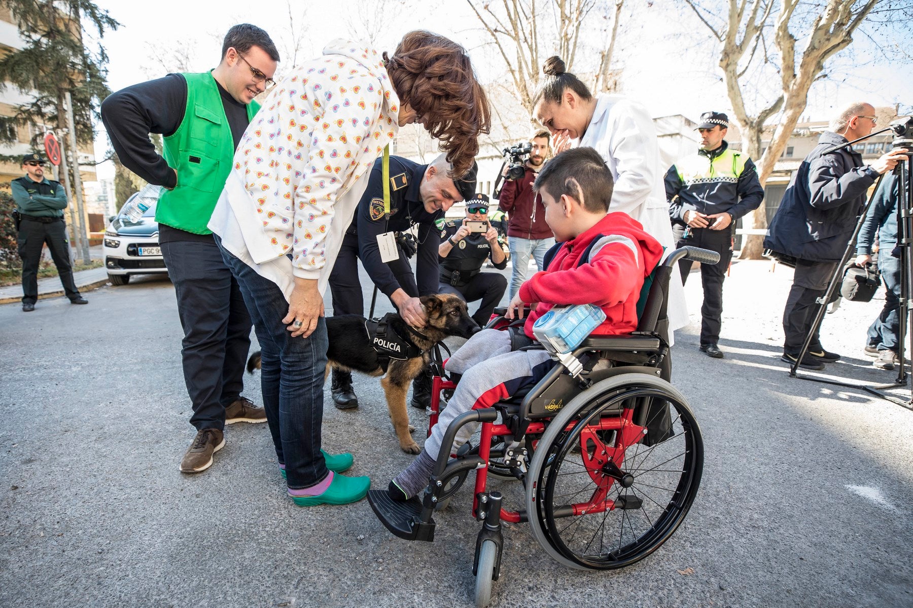 Agentes de Policía Local y Nacional, Guardia Civil, Bomberos, Protección Civil, Agentes Medioambientales e Infoca y Ejercito de Aire y Tierra y personal de Emergencias participan en esta actividad promovida por la Asociación Sonrisas