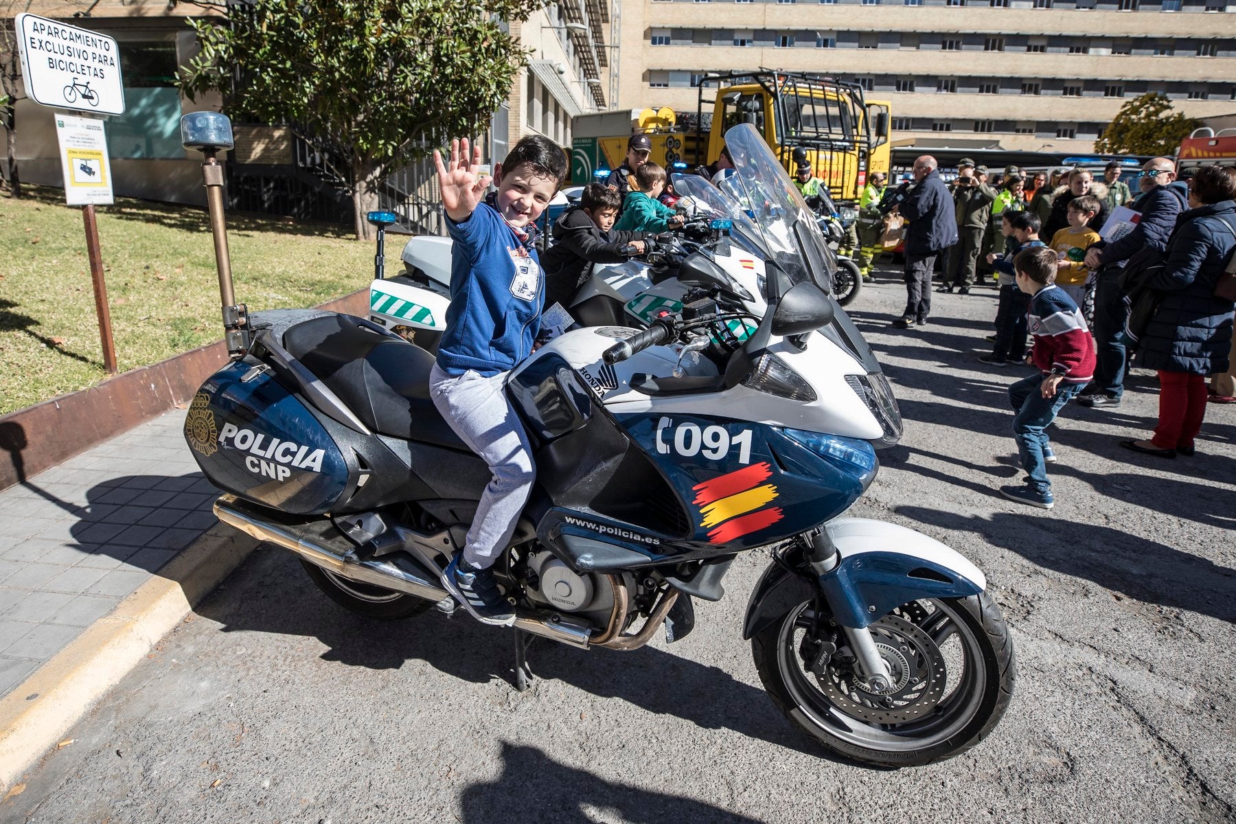 Agentes de Policía Local y Nacional, Guardia Civil, Bomberos, Protección Civil, Agentes Medioambientales e Infoca y Ejercito de Aire y Tierra y personal de Emergencias participan en esta actividad promovida por la Asociación Sonrisas