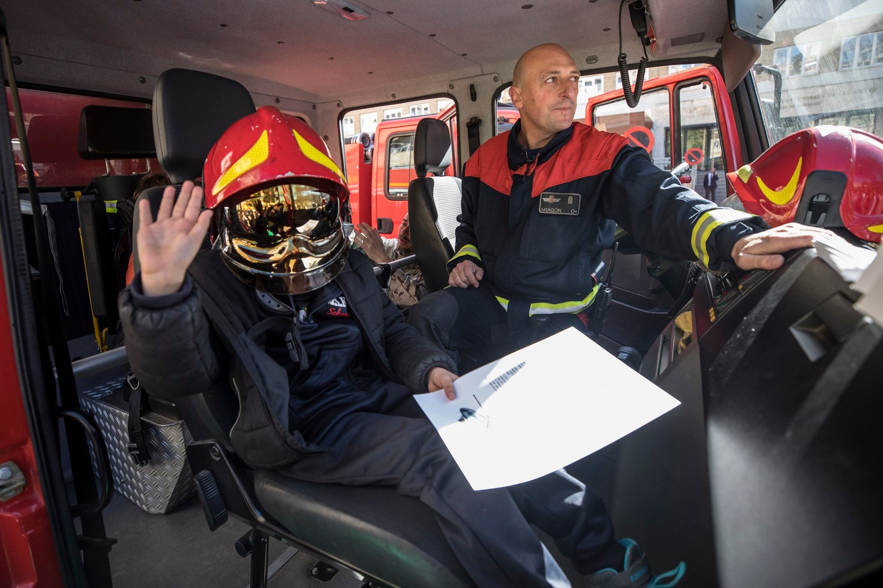 Agentes de Policía Local y Nacional, Guardia Civil, Bomberos, Protección Civil, Agentes Medioambientales e Infoca y Ejercito de Aire y Tierra y personal de Emergencias participan en esta actividad promovida por la Asociación Sonrisas