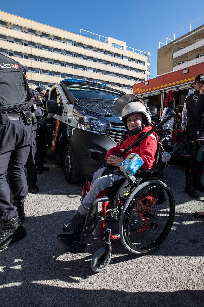 Agentes de Policía Local y Nacional, Guardia Civil, Bomberos, Protección Civil, Agentes Medioambientales e Infoca y Ejercito de Aire y Tierra y personal de Emergencias participan en esta actividad promovida por la Asociación Sonrisas