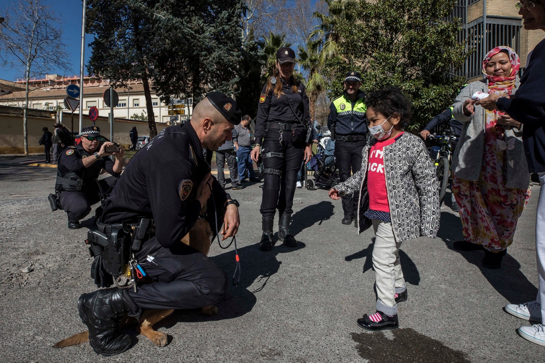 Agentes de Policía Local y Nacional, Guardia Civil, Bomberos, Protección Civil, Agentes Medioambientales e Infoca y Ejercito de Aire y Tierra y personal de Emergencias participan en esta actividad promovida por la Asociación Sonrisas