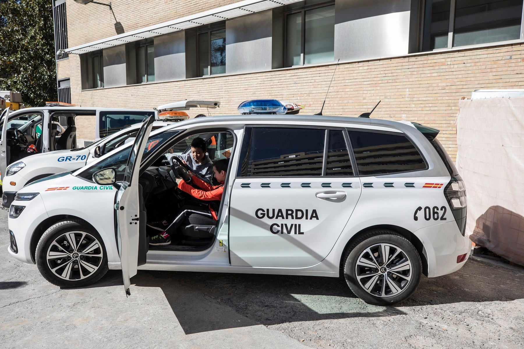 Agentes de Policía Local y Nacional, Guardia Civil, Bomberos, Protección Civil, Agentes Medioambientales e Infoca y Ejercito de Aire y Tierra y personal de Emergencias participan en esta actividad promovida por la Asociación Sonrisas